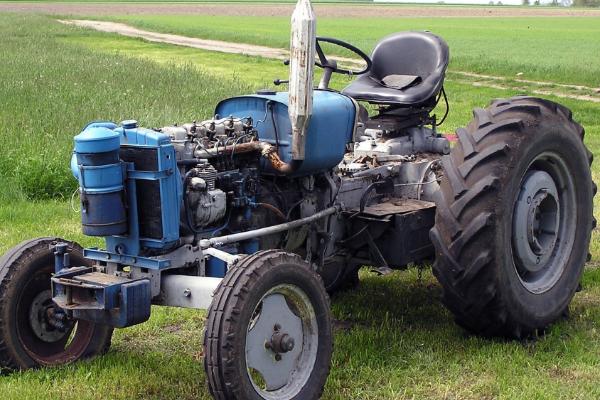 小型拖拉机发动机难以启动的原因，通常是供油或压缩系统出现故障
