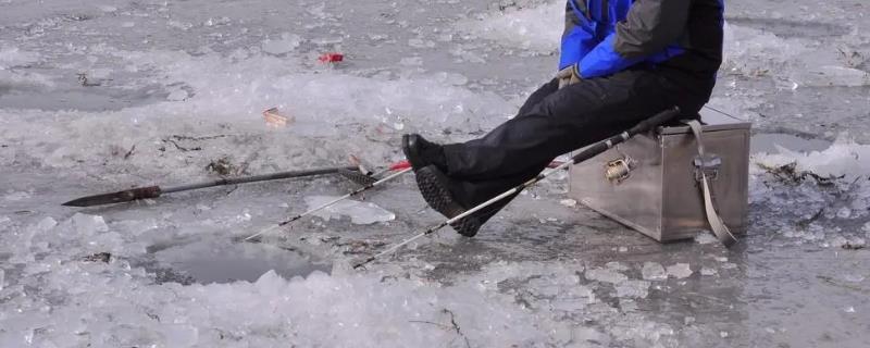冬季冰钓方法，凿出冰洞后再抛竿诱鱼