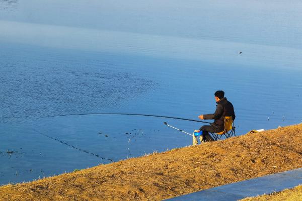 刮东南风时的钓鱼效果，与具体季节有关