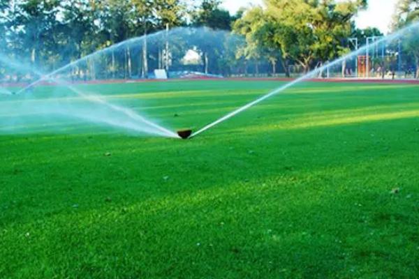 节水灌溉新技术，污水喷灌是开源节流的新型灌溉方法