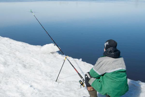 冬季冰钓方法，凿出冰洞后再抛竿诱鱼