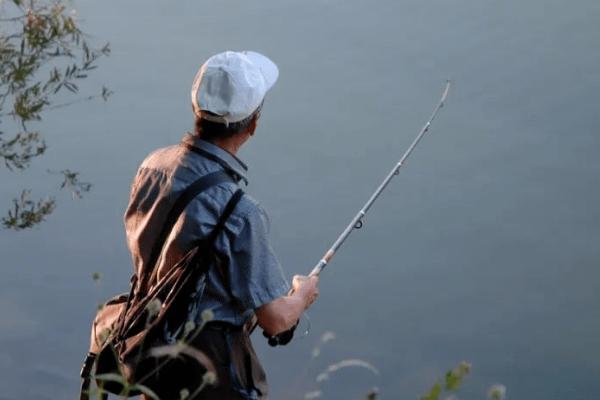 钓鱼的适宜时间，夏季可在早上7-9点垂钓